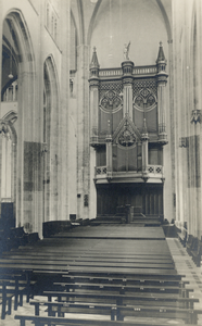 3426 Interieur van de Domkerk te Utrecht: het koor gezien van oost naar west met op de achtergrond het Bätz-orgel.